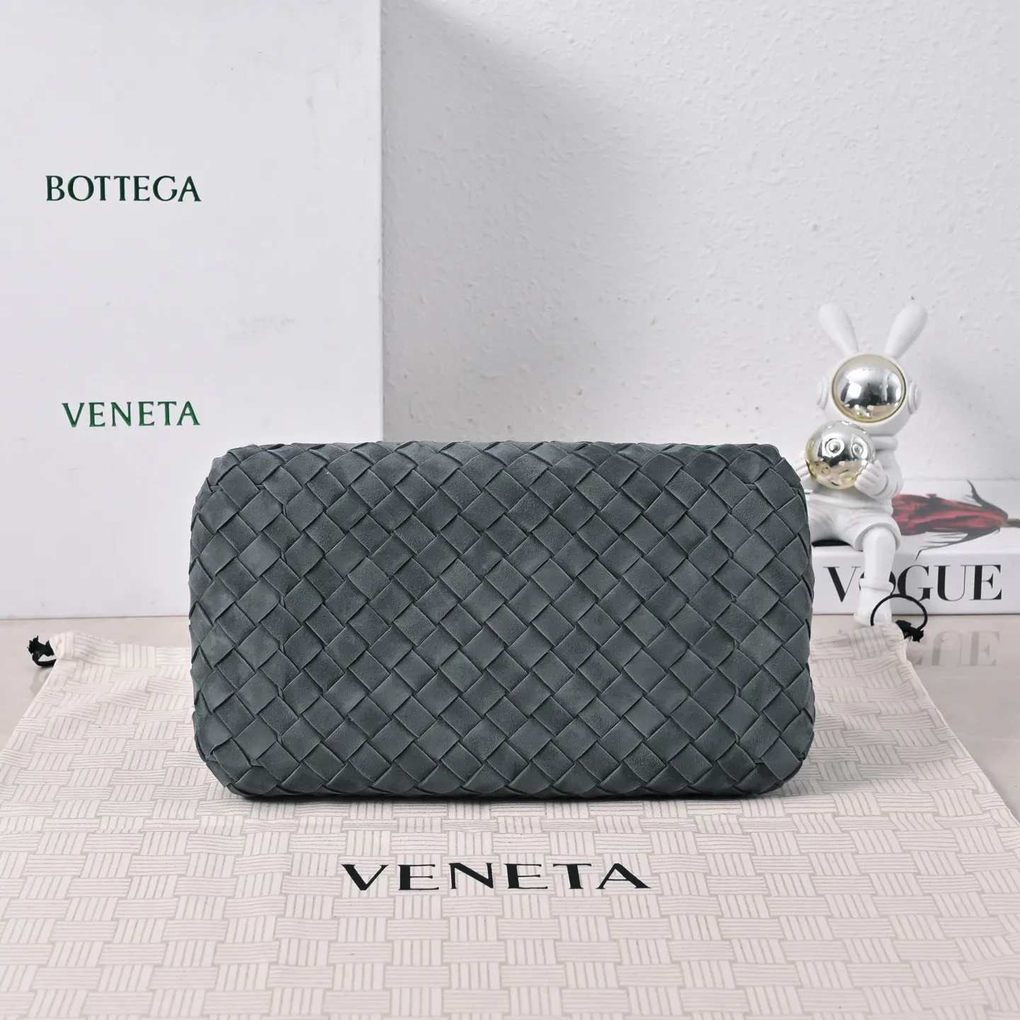 Batch 2060 BOTTEGA VENETA2025 new autumn medium suede parachuta has a unique appearance with the iconic metal knot, and a whole piece of leather folds the four corners into a parachute shape! The exquisite Knot metal buckle is like putting jewelry on a bag. It is high-end and elegant. Its super capacity can hold all your things! The overall effect of this bag is very different from before. It is neither too delicate to provide a large capacity nor too bulky because of its practicality. It simply provides a perfectly suitable bag for casual and simple people👜 Style number: 5921 Size: 29.5*18.5*17.5cm